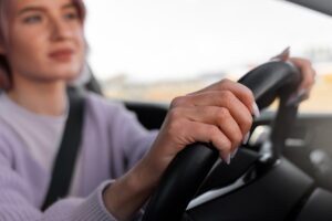 donna-alla-guida-di-un-auto-per-il-test-per-ottenere-la-patente-di-guida